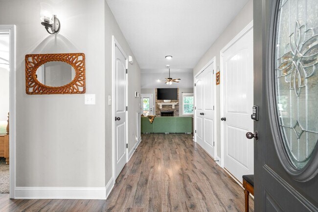 Foto del edificio - Fish, Swim or Canoe from your backyard! Beautiful 3 bed 2 bath with large Fenced in backyard!