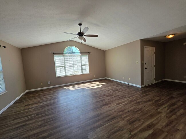 Building Photo - 1012 Willow Creek Cir