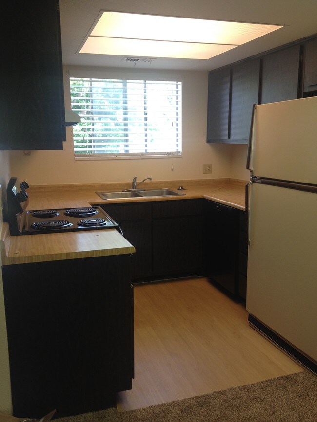 Building Photo - 1060 E Quail Park Dr