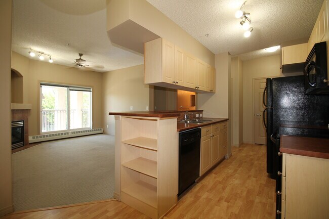 Photo du bâtiment - 5280 Terwillegar Blvd NW