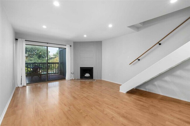 Foto del edificio - 2215 Post Rd