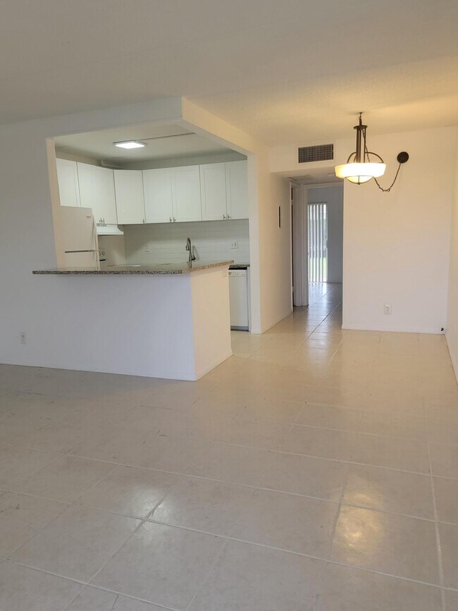 Building Photo - 500 Village Green Cir W