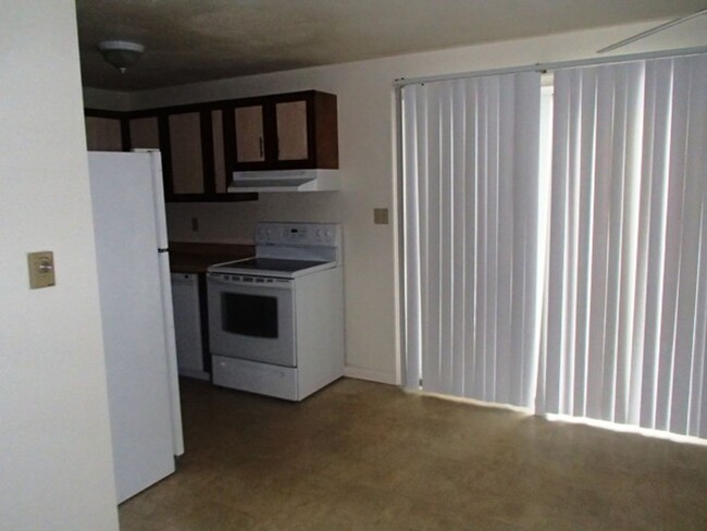 Building Photo - Two Bedroom, One and Half Bathroom Townhom...