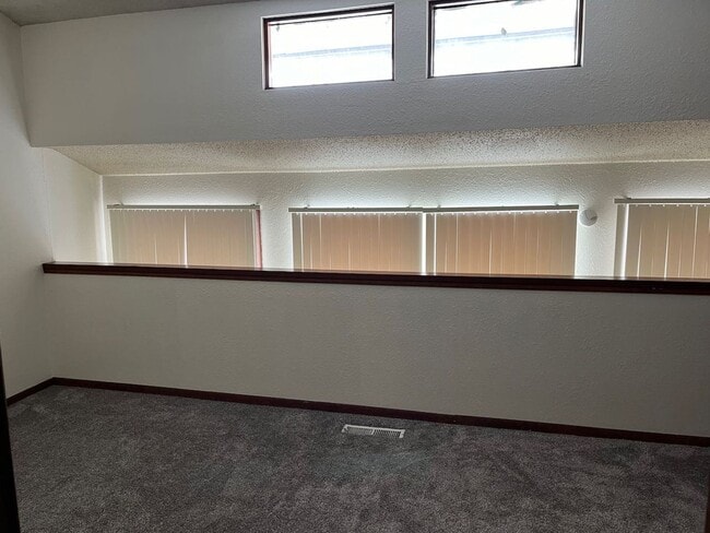 Foto del edificio - 2 bedroom, 1 full bath and one half bath two story duplex near parks and trails