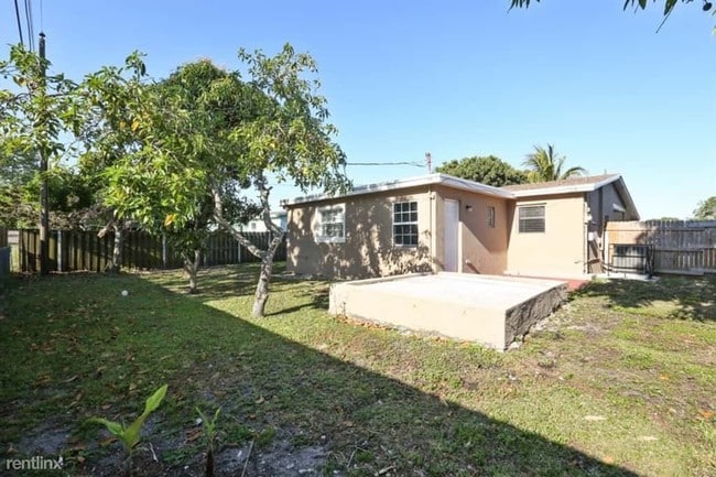 Building Photo - 3 br, 2 bath House - 2431 Largo Dr