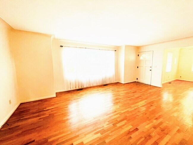 Building Photo - Spacious 2 bedroom/ 1 bath home with a par...