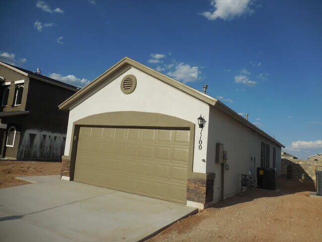 Building Photo - 1100 Summer Night Pl