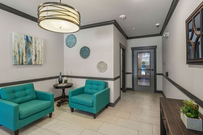 Foto del edificio - Fully Furnished 2 Bedroom Condo with Offic...