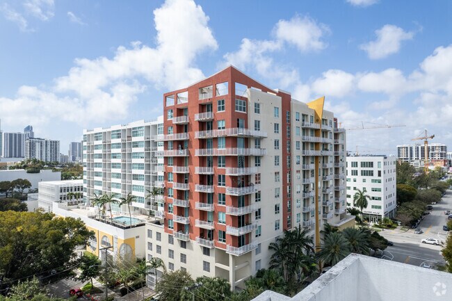 Foto del edificio - Uptown Lofts Condominiums