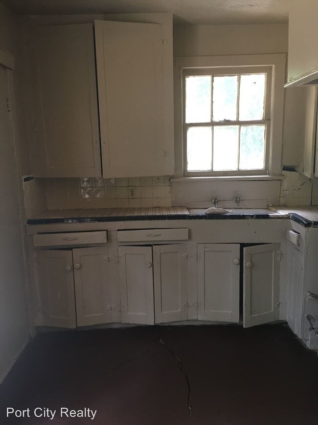 Building Photo - 2 br, 1 bath House - 620 W. 72nd St.