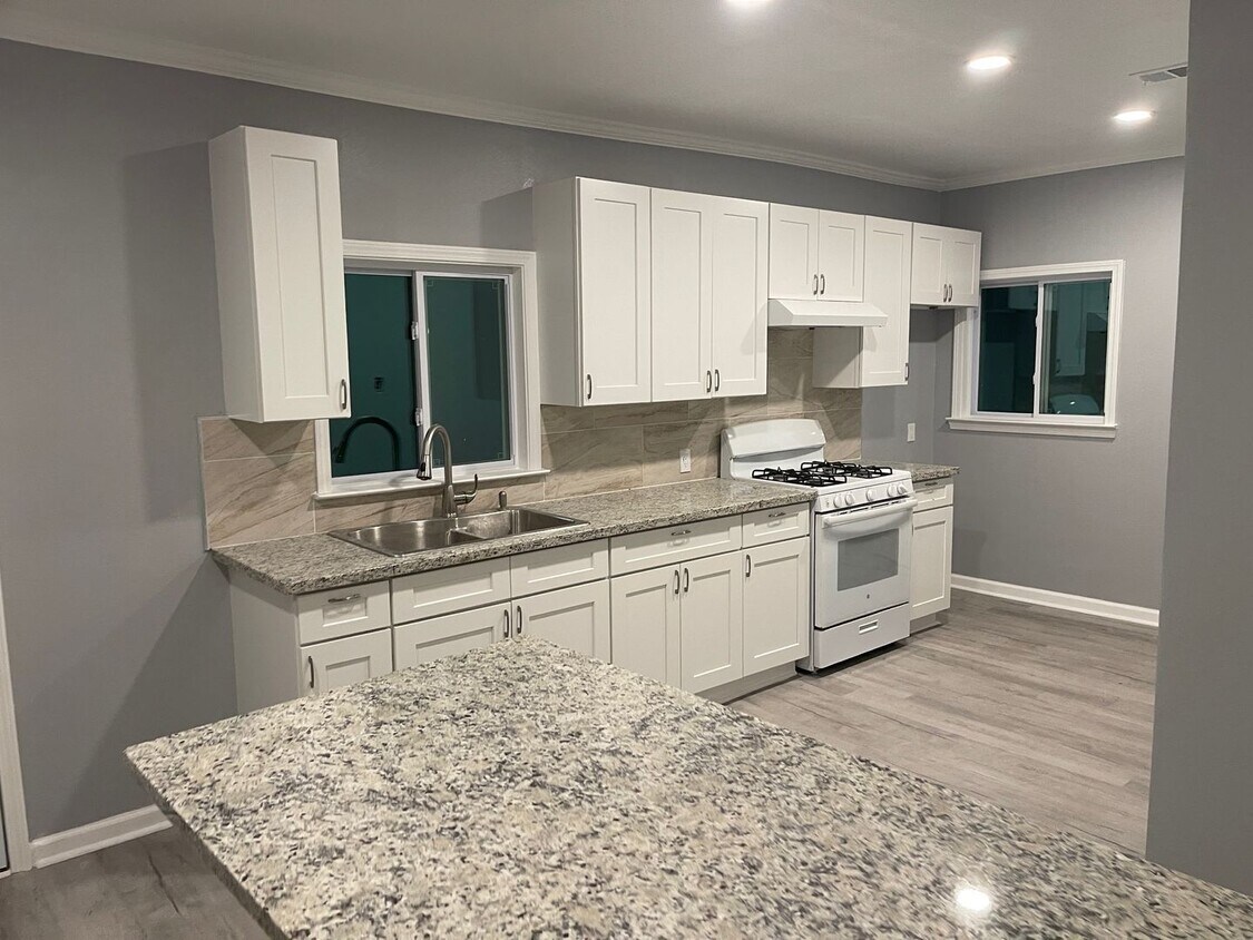 Foto principal - 3 bedrooms 2 baths - Only $1500 Per Month