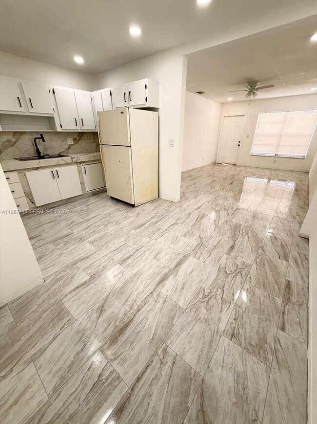 Foto del edificio - 7710 SW 10th Ct