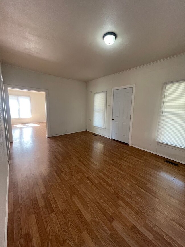 Building Photo - Large 3 Bedroom 1 1/2 Bath House for Rent in Independence KS.