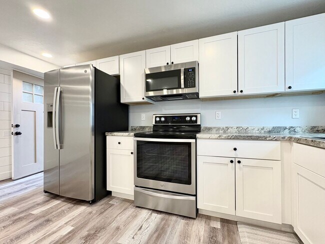 Foto del edificio - Fully Remodeled 2BR with Private Entrance, In-Unit Laundry & Parking