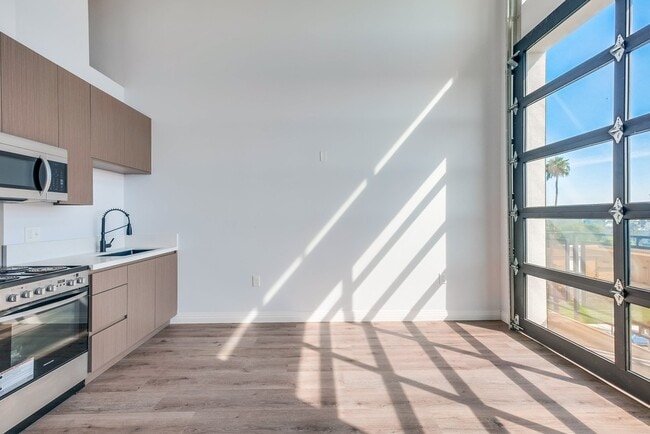 Building Photo - Lux Lofts