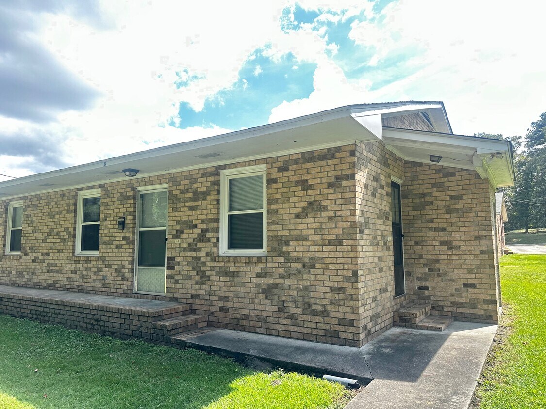 Primary Photo - 1211A Furches Ave