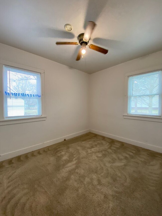 Building Photo - 3 Bedroom House with Garage in Goshen
