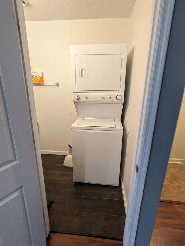 Lavadora/Secadora - 1075 Raintree Dr