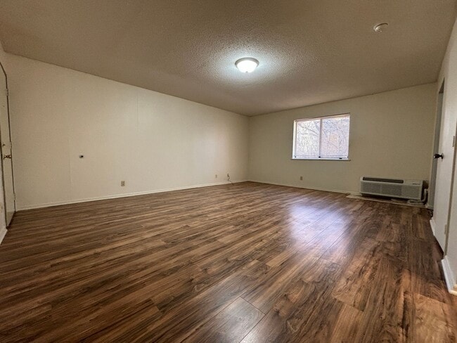 Building Photo - Studio Apartment at the Brookside Apartments!