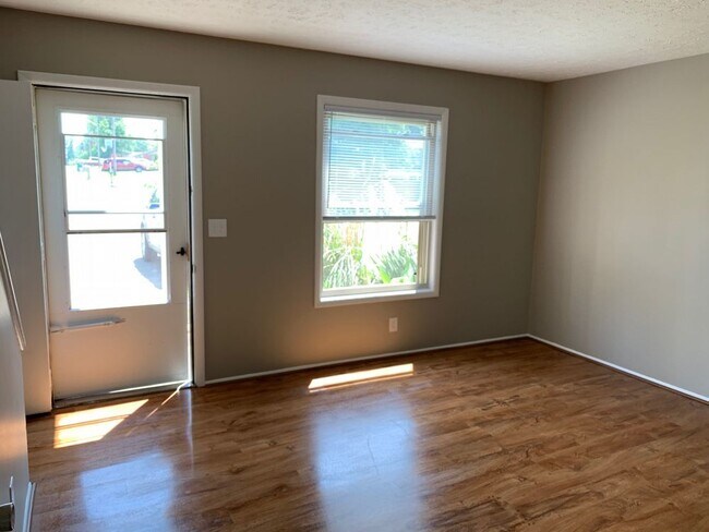 Building Photo - 321 Winston Court - B