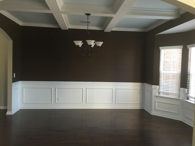 Building Photo - 607 Red Oak Ln