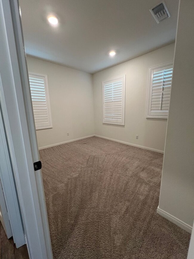 Building Photo - Large 5 bedroom home in Newer community in...