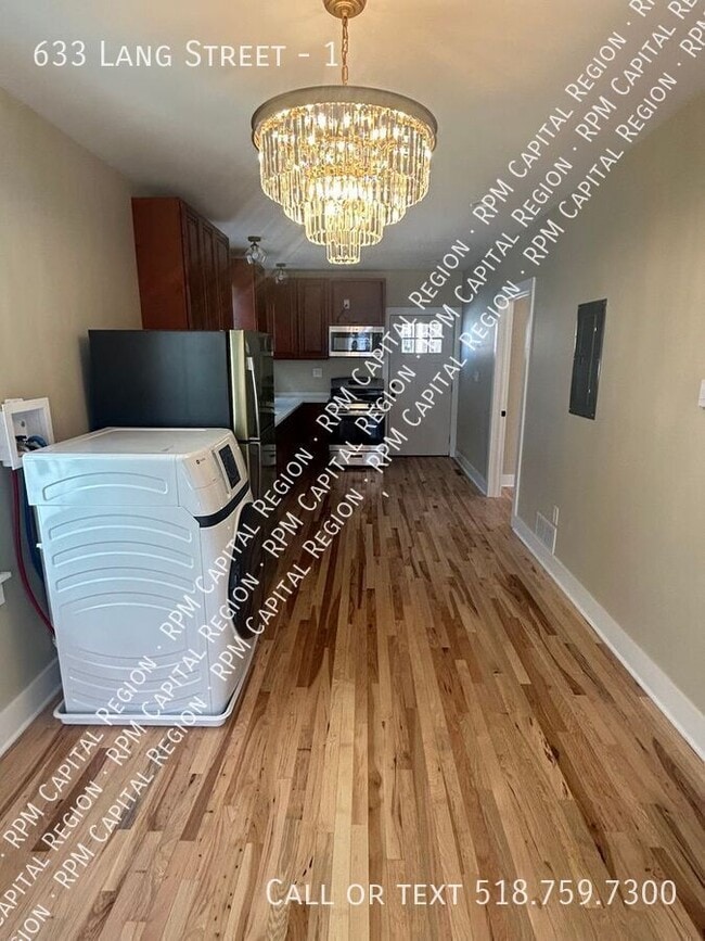 Building Photo - 633 Lang St