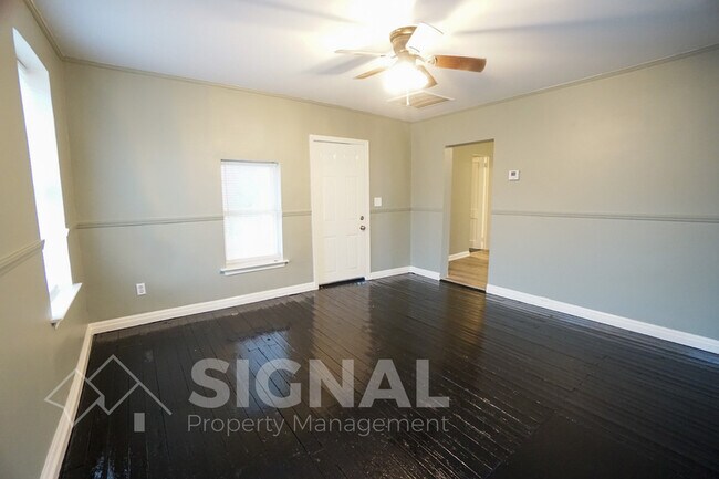 Building Photo - 8432 Lawley Ave