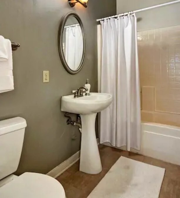 Baño completo - Planta principal - 1804 10th Ave W