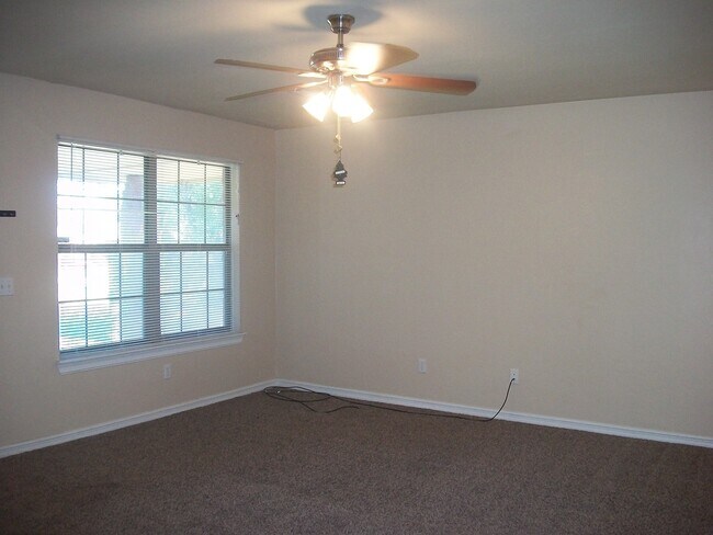 Foto del edificio - 3 Bed 2 Bath 2 Car Garage in College Park ...