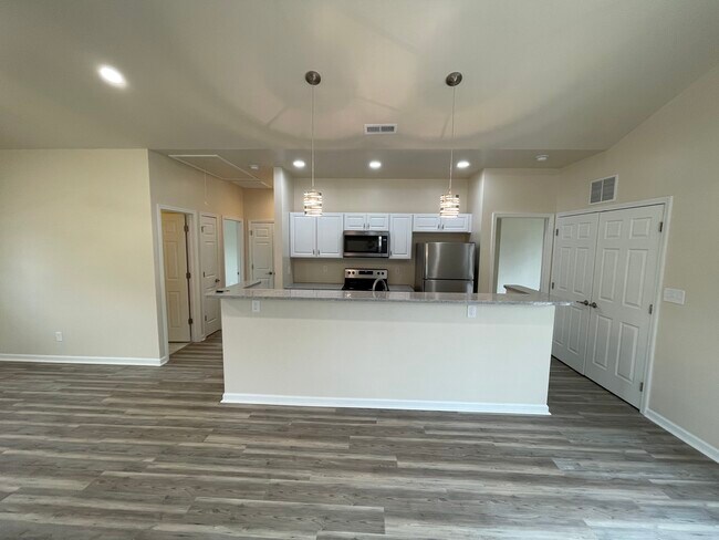 Building Photo - 1322 E 1st St