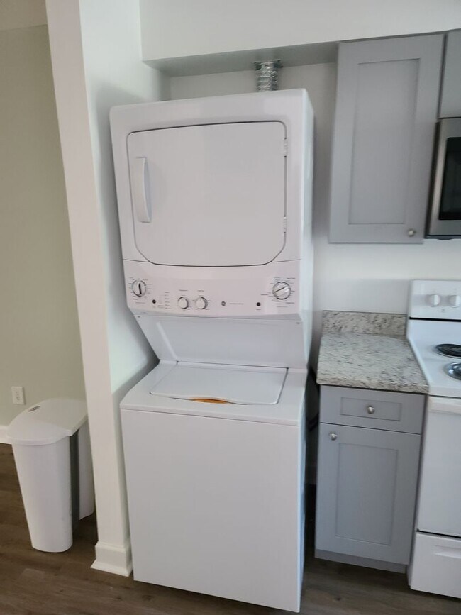 Building Photo - Newly renovated condo