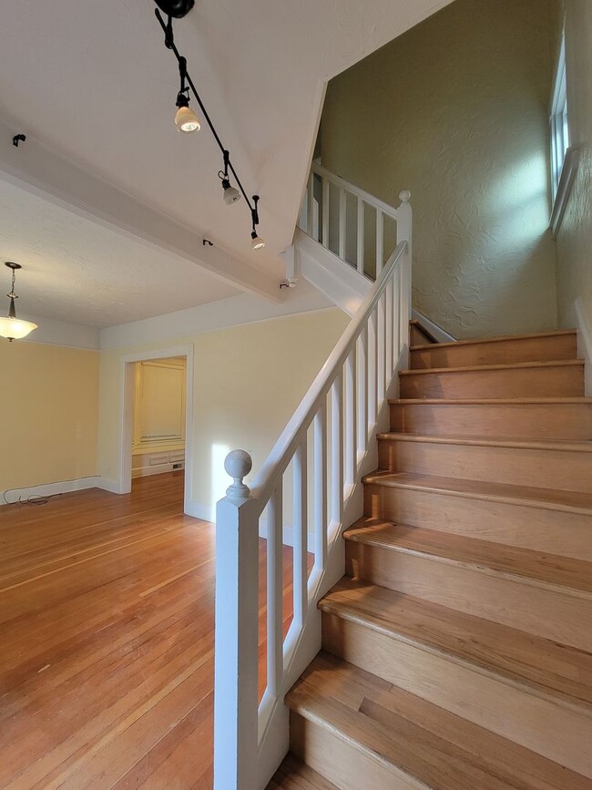 Building Photo - Newly Remodeled home in the heart of 6th A...