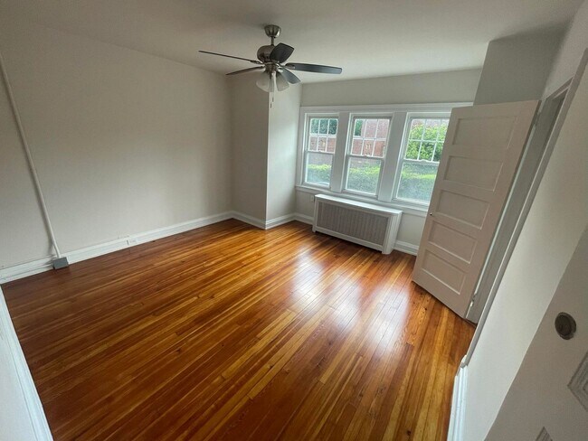 Building Photo - Norristown 4 Bedroom Spacious Twin $2,495/mo