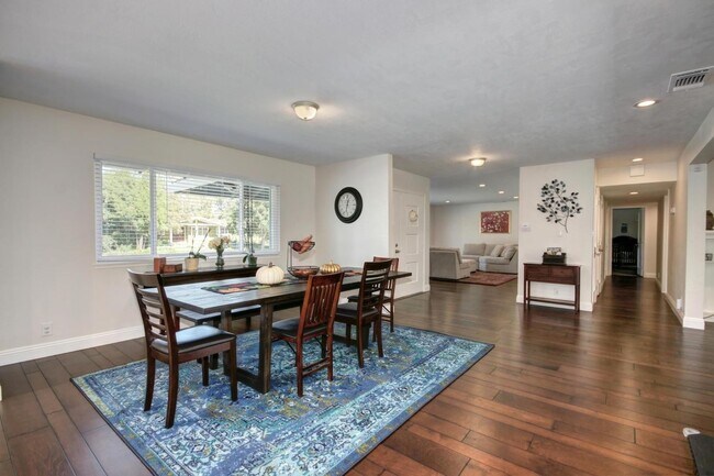 Building Photo - Gorgeous Sierra Oaks 4 Bedroom 3 Bath!