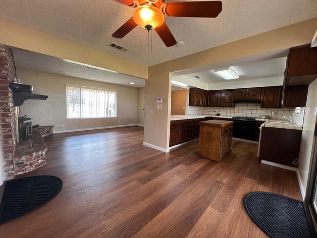 Foto del edificio - 7828 S Del Rey Ave