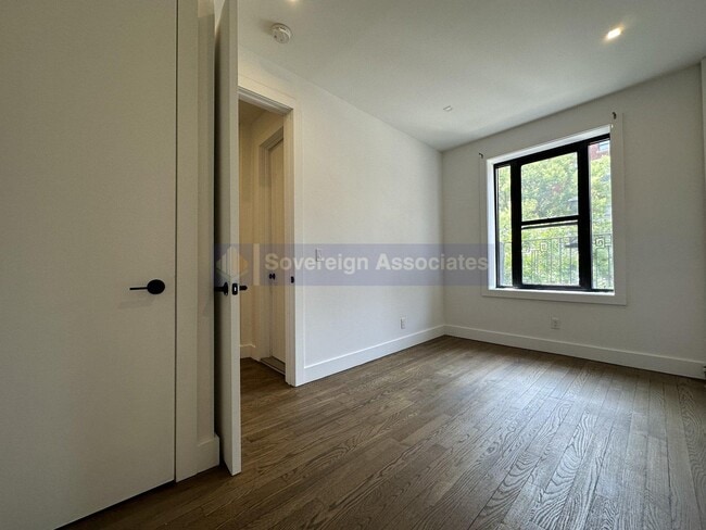 Building Photo - 45 Tiemann Pl