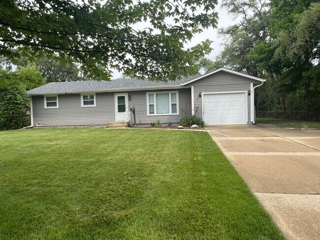 Building Photo - 351 Illini Dr