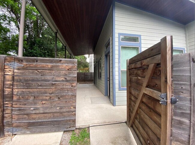 Foto del edificio - 1404 Singleton Ave