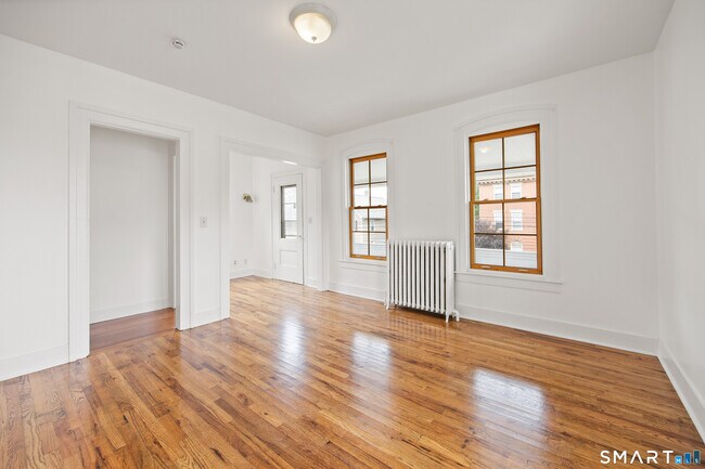 Building Photo - 226 Meadow St