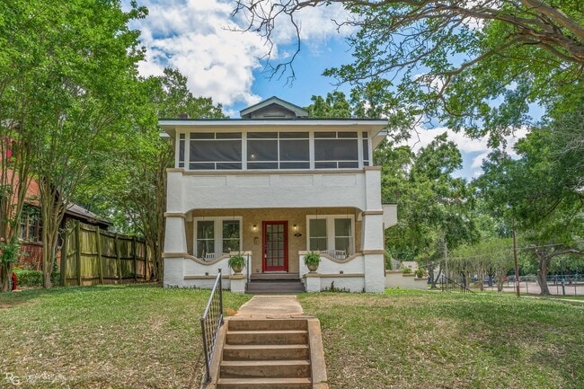 Building Photo - 2 bedroom duplex - downstairs