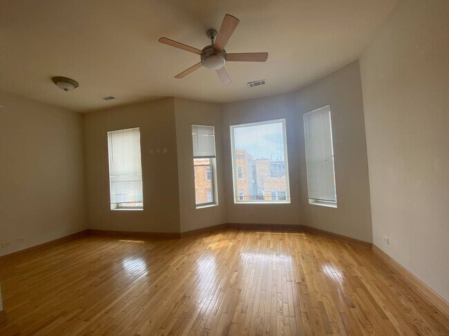 Foto del edificio - 2323 N California Ave