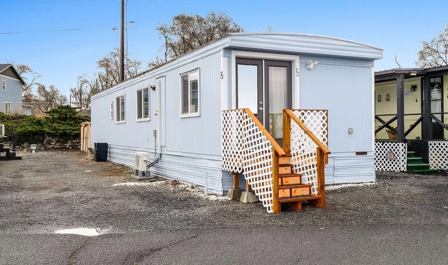 Foto del edificio - Waterfront Tiny Home for Rent! Fully Furni...