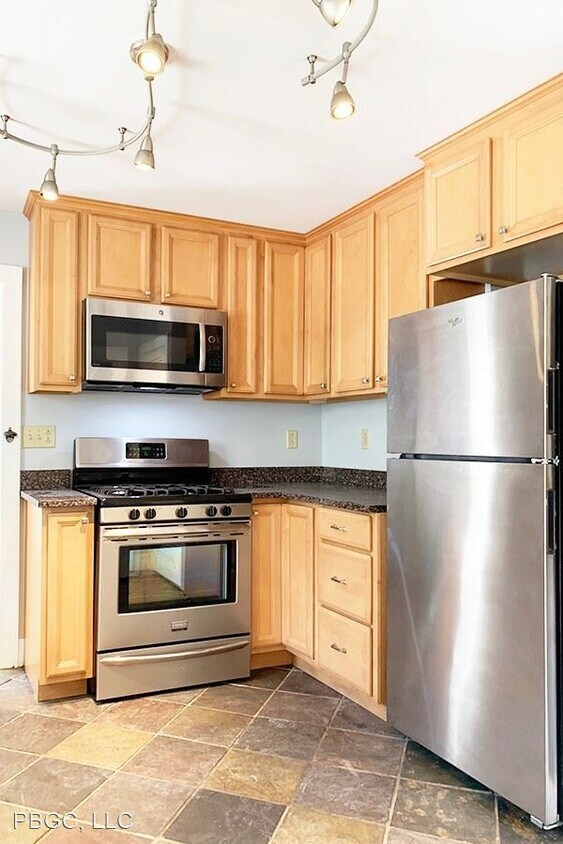 4 br, 2 bath House 18 Colchester Court House Rental in Burlington