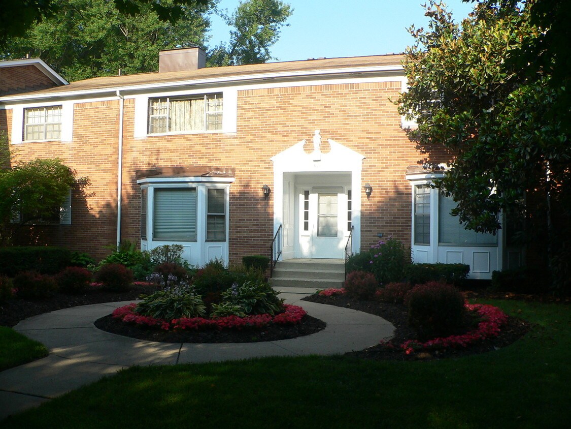 Primary Photo - 1609 Roxbury Rd