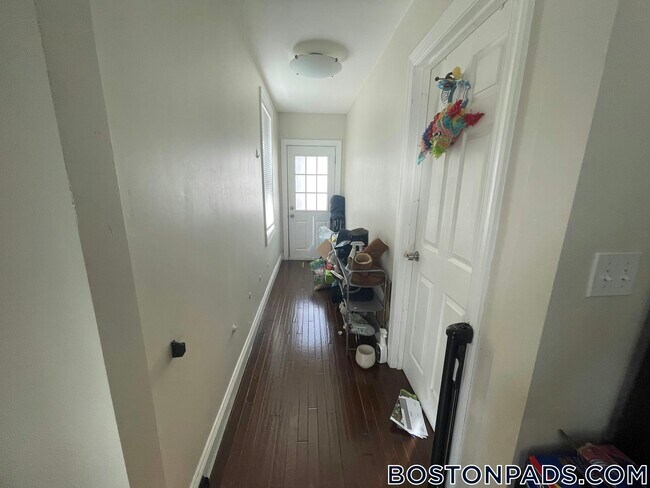 Building Photo - 6 Rice St