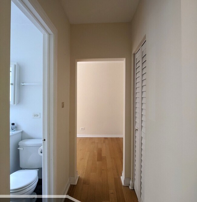 Foto del edificio - 2359 N Drake Ave