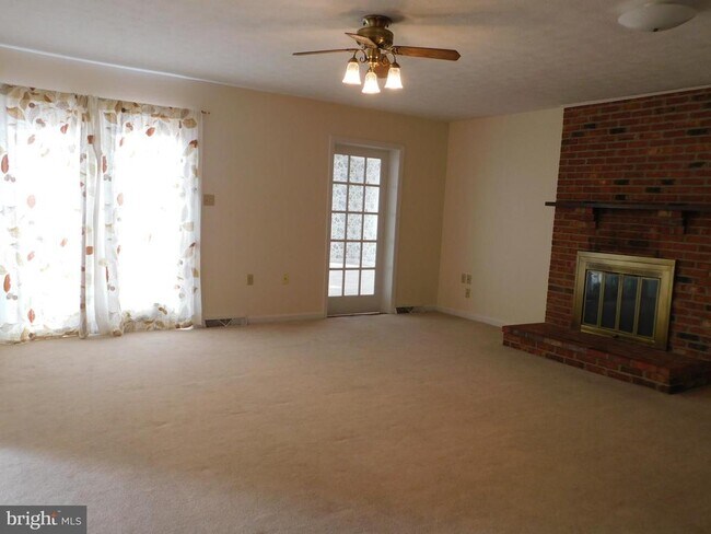 Building Photo - 107 Columbia Cir