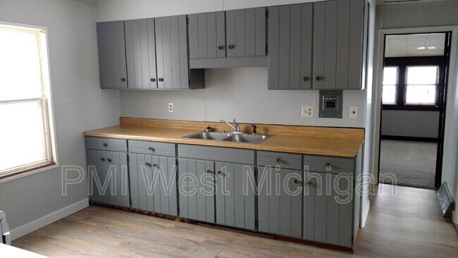 Building Photo - 3056 Barrett Ave SW