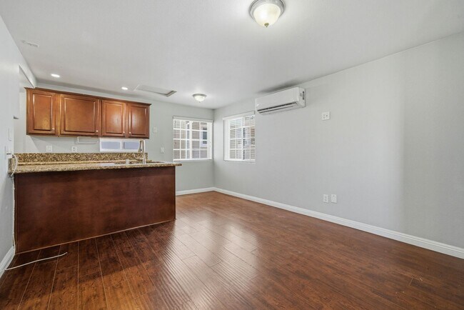 Foto del edificio - 126 E Balboa Blvd